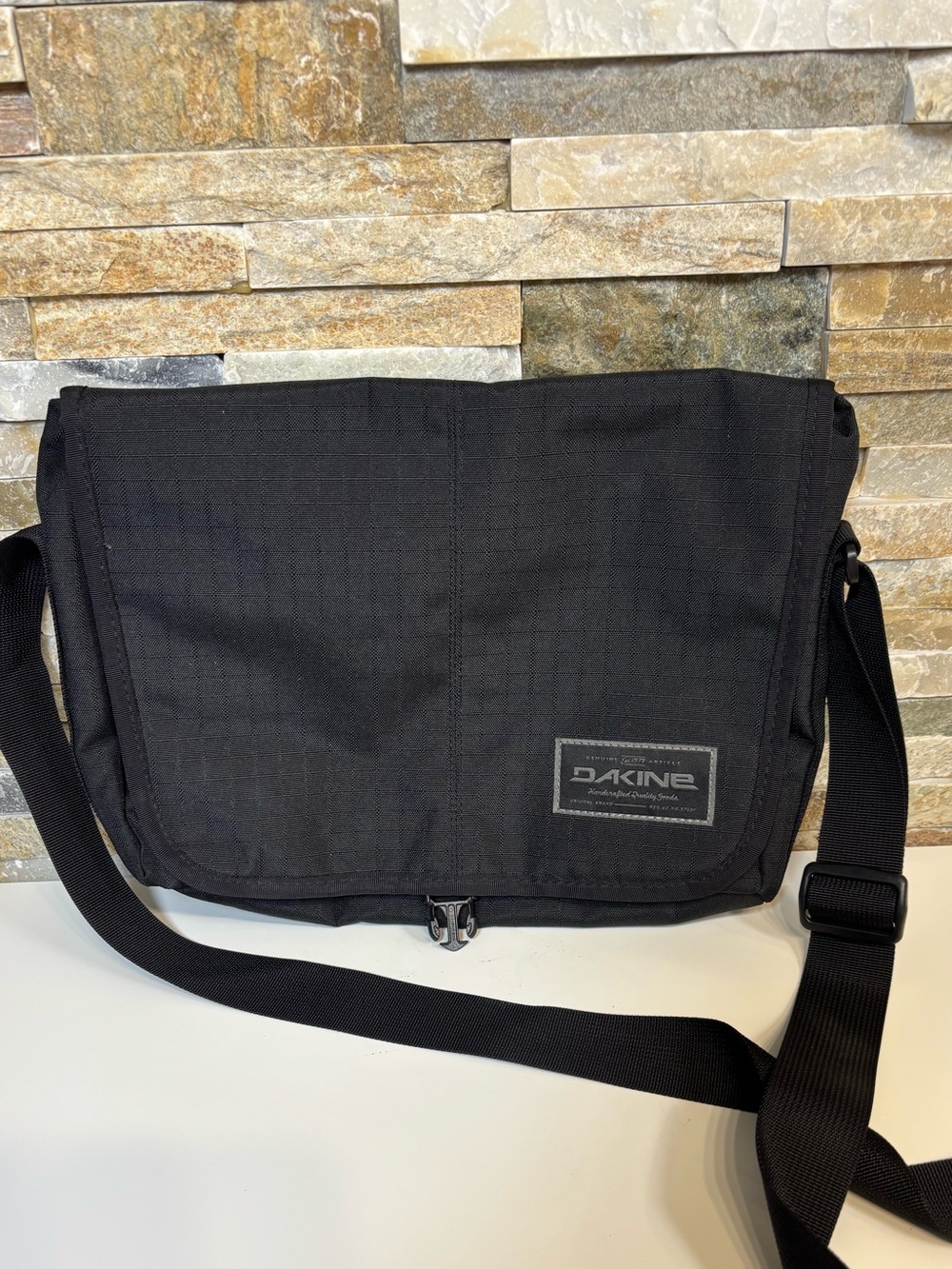Dakine Hudson Messenger Bag 20L Black Laptop Crossbody Briefcase Travel